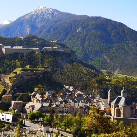 Cité Vauban de Briançon vue depuis un chemin de trail