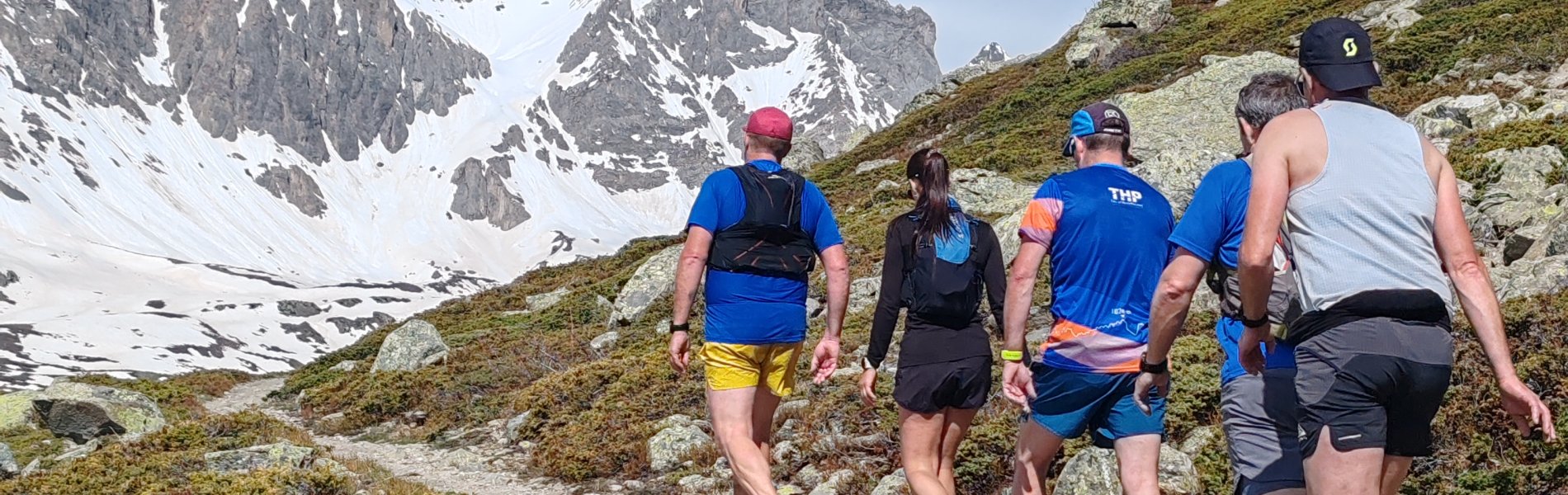 Groupe trail Briançon ciel bleu